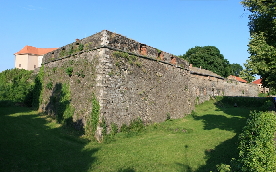 Uzhgorod castle bastions.jpg