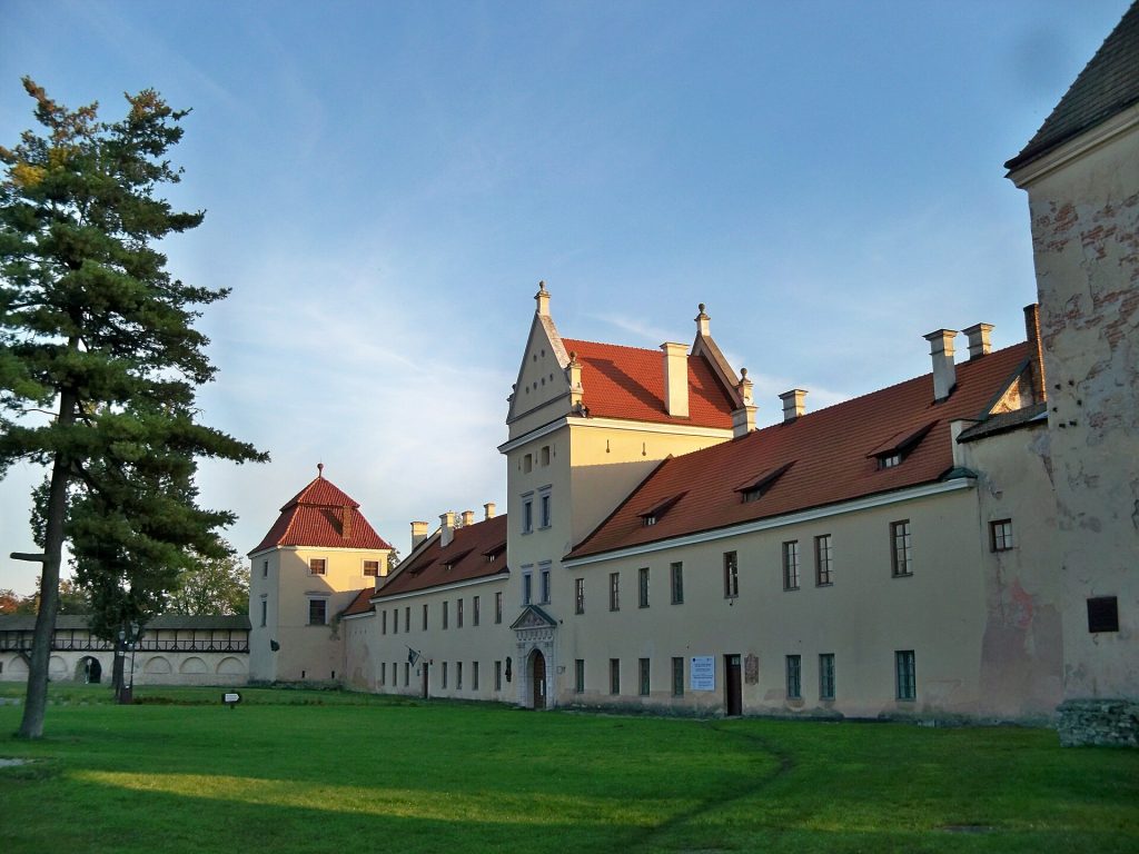 2. Жовква.Замок Жолкевських(мур.).JPG