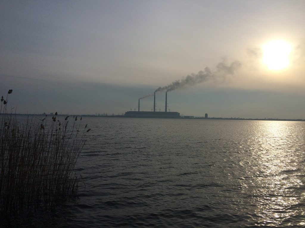 Бурштинське водосховище, вид на ТЕС.jpg