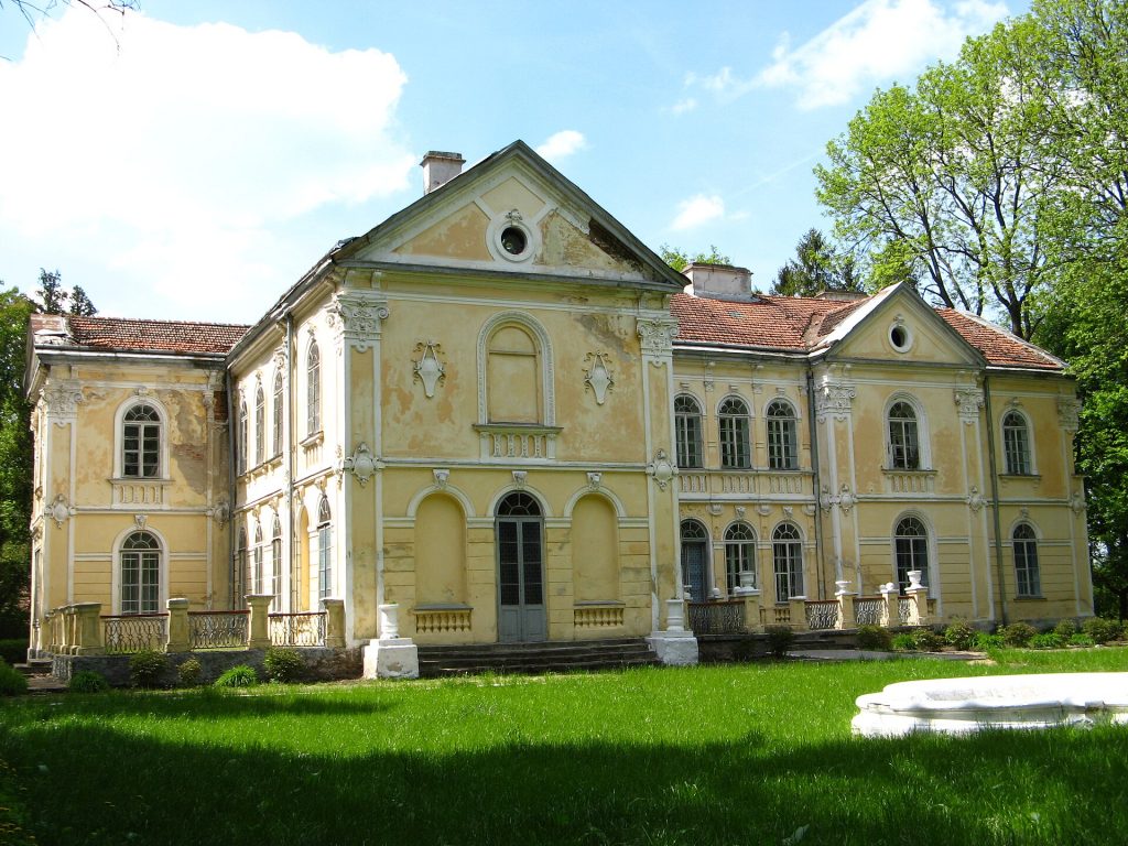 Palac Fredro-1.jpg
