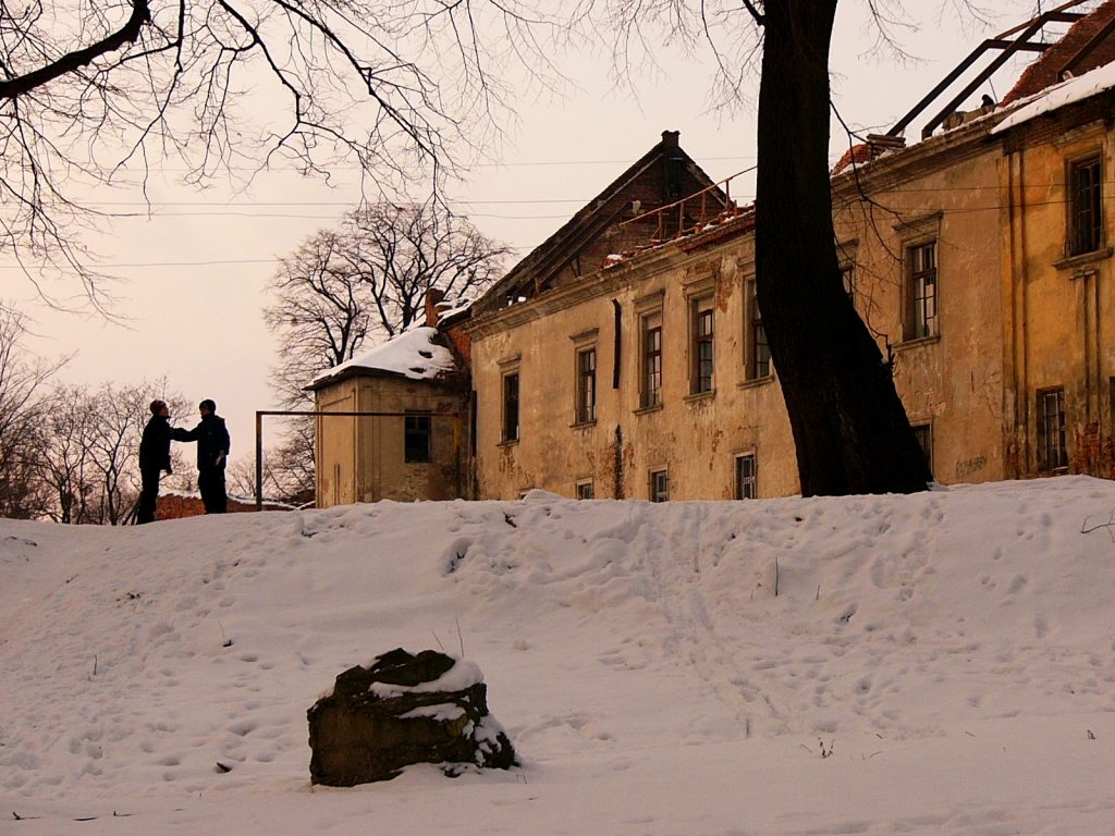 2009 рік, замок без даху - після невдалої реставрації.jpg